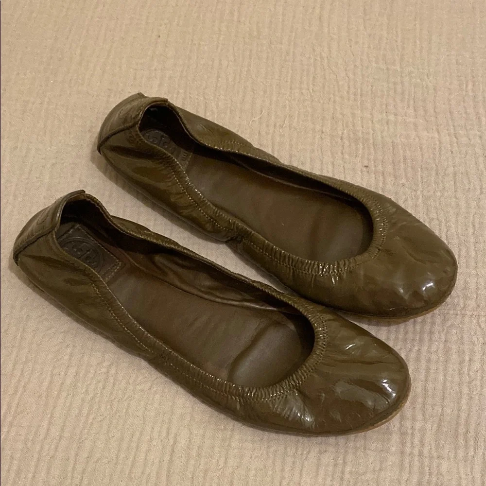 Tory Burch Olive Green Patent Leather Scrunch Ballet Flats Size 10M
